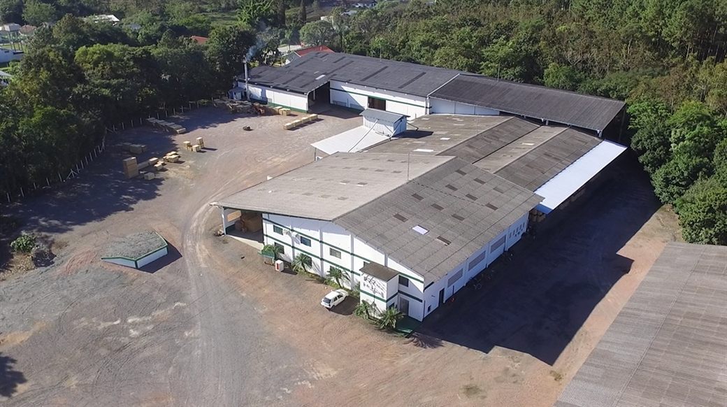 Vista aérea do pátio e do conjunto de galpões da fábrica da Scheller